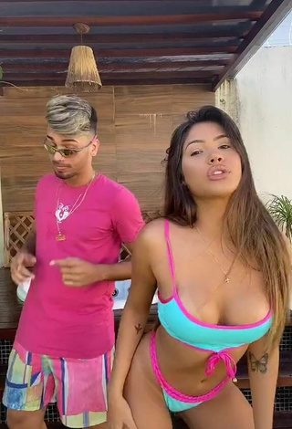 5. Preciosa Ayarla Souza Enseña Escote Con Bikini Azul Mientras Hace Twerking