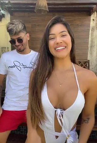 3. Sexy Ayarla Souza Enseña Escote Con Traje De Baño Blanco