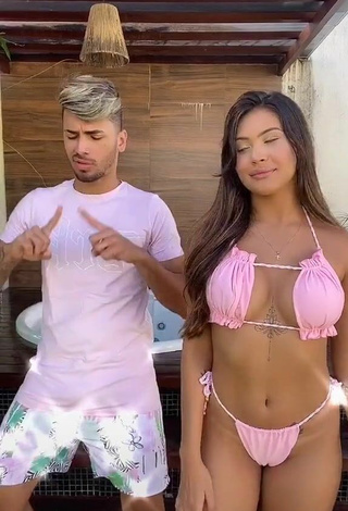 Sensual Ayarla Souza enseña escote con Fascinantes Bikini Rosa