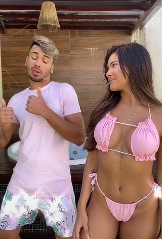 2. Sensual Ayarla Souza Enseña Escote Con Fascinantes Bikini Rosa