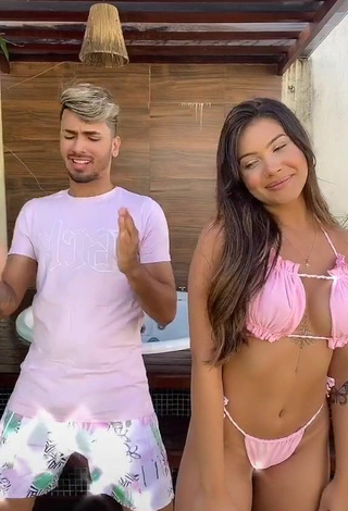 3. Sensual Ayarla Souza Enseña Escote Con Fascinantes Bikini Rosa