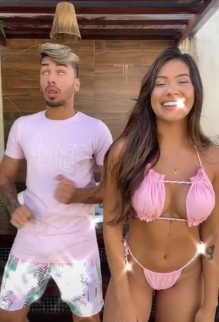 4. Sensual Ayarla Souza Enseña Escote Con Fascinantes Bikini Rosa