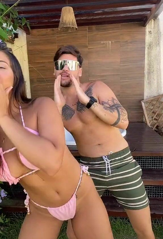 Impresionante Ayarla Souza enseña escote con Bikini Rosa mientras hace twerking