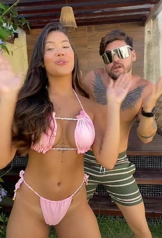 2. Impresionante Ayarla Souza Enseña Escote Con Bikini Rosa Mientras Hace Twerking