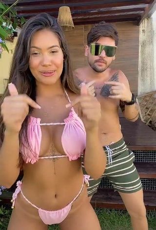 3. Impresionante Ayarla Souza Enseña Escote Con Bikini Rosa Mientras Hace Twerking