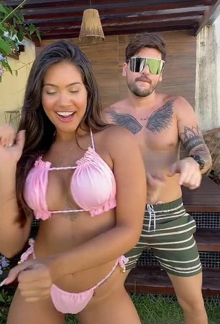 4. Impresionante Ayarla Souza Enseña Escote Con Bikini Rosa Mientras Hace Twerking