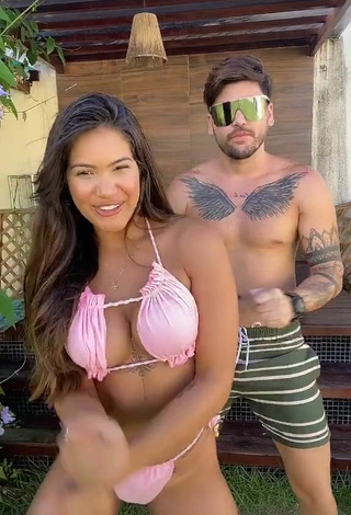 5. Impresionante Ayarla Souza Enseña Escote Con Bikini Rosa Mientras Hace Twerking