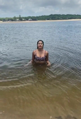 Más caliente Ayarla Souza con Bikini en la playa