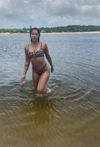 2. Más Caliente Ayarla Souza Con Bikini En La Playa