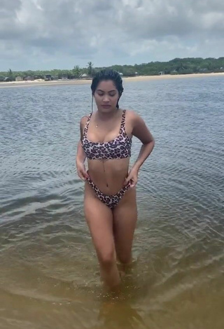 3. Más Caliente Ayarla Souza Con Bikini En La Playa