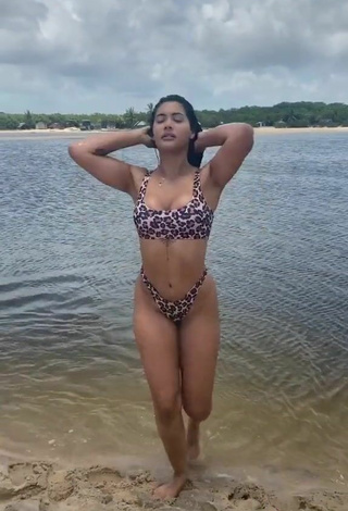 4. Más Caliente Ayarla Souza Con Bikini En La Playa