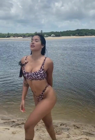 5. Más Caliente Ayarla Souza Con Bikini En La Playa