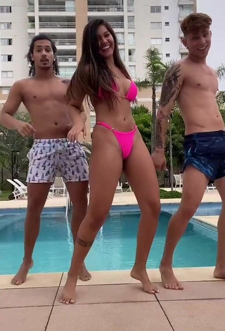 4. Guapísima Ayarla Souza Enseña Escote Con Atractivos Bikini Rosado Margarita En La Piscina