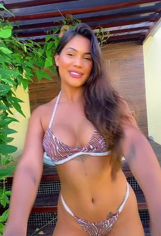 4. Belleza Ayarla Souza Enseña Escote Con Bikini