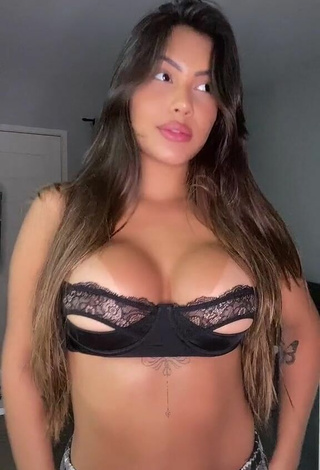 Más caliente Ayarla Souza enseña escote con Sujetador Negro