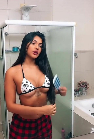 Ayarla Souza Demuestra Escote Hermosa