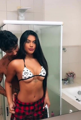 5. Ayarla Souza Demuestra Escote Hermosa