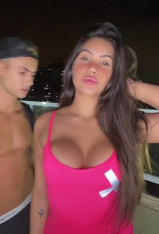 2. Sexy Ayarla Souza Enseña Escote Con Vestido Rosado Margarita