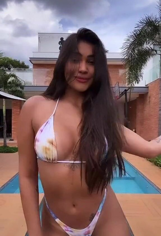 2. Dulce Ayarla Souza Enseña Escote Con Bikini En La Piscina