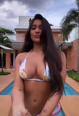 5. Dulce Ayarla Souza Enseña Escote Con Bikini En La Piscina