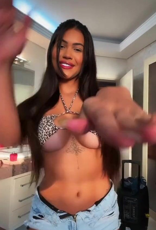 3. Más Caliente Ayarla Souza Con Pantalones Cortos