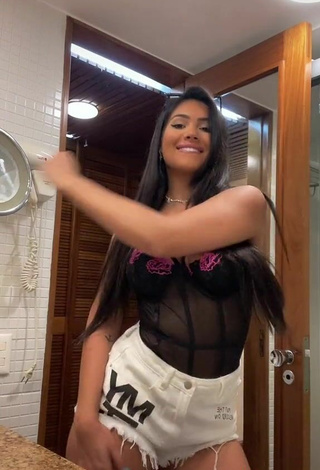 2. Sexy Ayarla Souza Enseña Escote Con Top Negro Mientras Hace Twerking