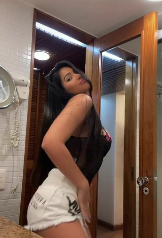 3. Sexy Ayarla Souza Enseña Escote Con Top Negro Mientras Hace Twerking