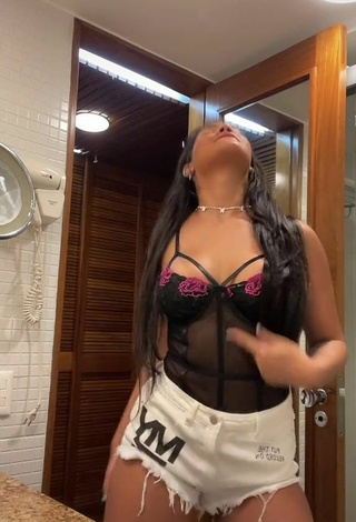 4. Sexy Ayarla Souza Enseña Escote Con Top Negro Mientras Hace Twerking