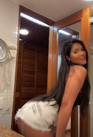 5. Sexy Ayarla Souza Enseña Escote Con Top Negro Mientras Hace Twerking