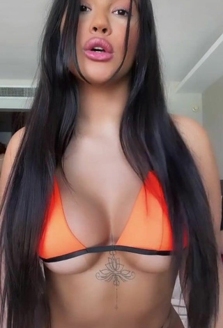 5. Sexy Ayarla Souza Enseña Escote Con Sujetador De Bikini