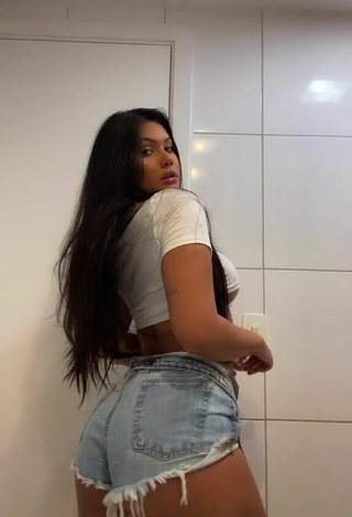 Bonita Ayarla Souza con Top Corto Blanco