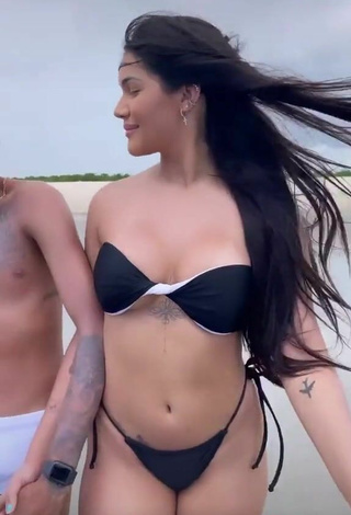 3. Caliente Ayarla Souza Con Bikini Negro En La Playa