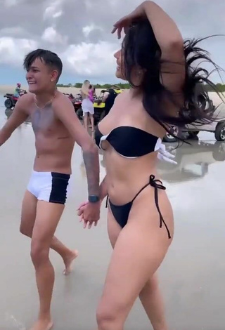 4. Caliente Ayarla Souza Con Bikini Negro En La Playa