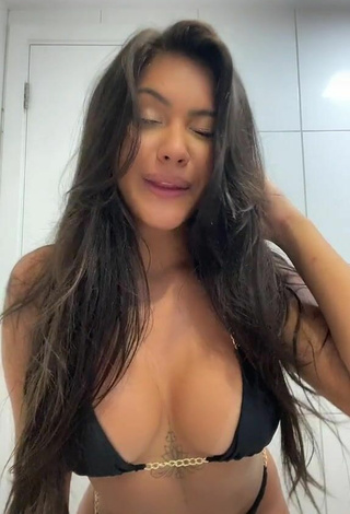 Magnífica Ayarla Souza enseña escote con Tentadores Bikini Negro