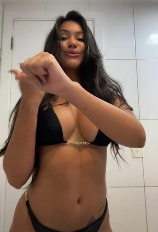 3. Magnífica Ayarla Souza Enseña Escote Con Tentadores Bikini Negro