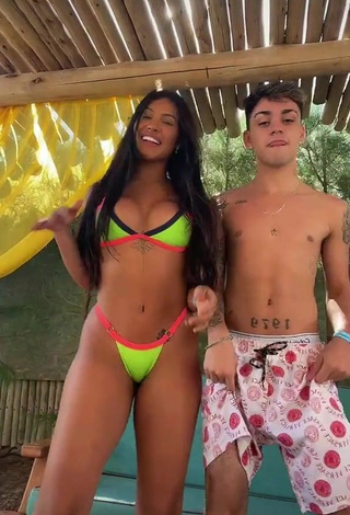 2. Hermosa Ayarla Souza Enseña Escote Con Bikini