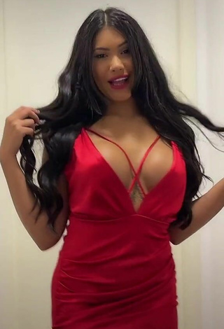 4. Caliente Ayarla Souza Con Vestido Rojo