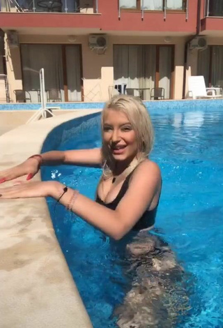 Sexy Barbara Milenkovic con Bikini Negro en la piscina