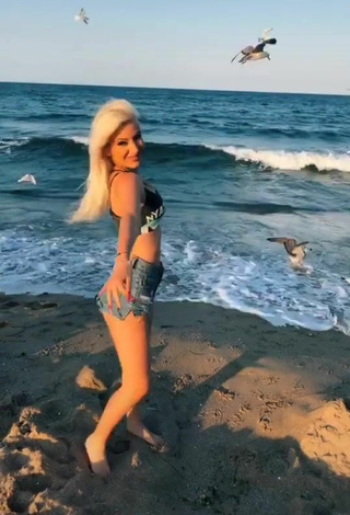 Atractiva Barbara Milenkovic con Provocativos Top Corto en la playa