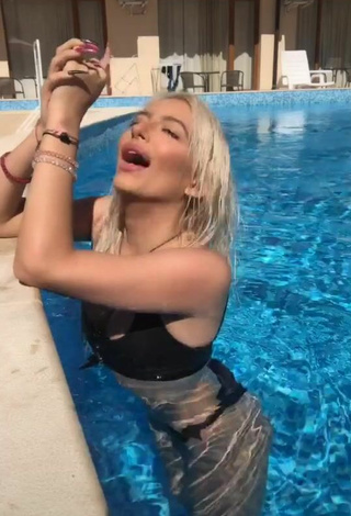 Caliente Barbara Milenkovic con Bikini Negro en la piscina