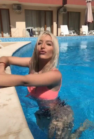 Caliente Barbara Milenkovic con Sujetador de Bikini en la piscina