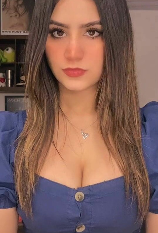 Sexy Barbara Nuñez Treviñ enseña escote con Top Corto Azul