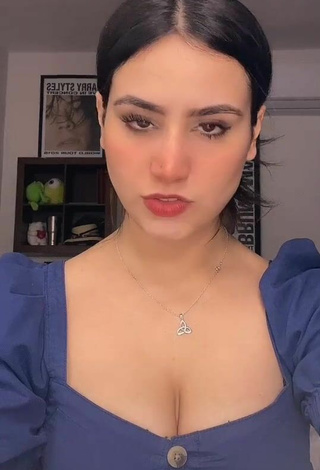 Caliente Barbara Nuñez Treviñ enseña escote con Top Corto Azul