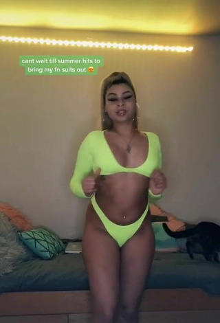 Preciosa BbygShai con Bikini Verde Claro