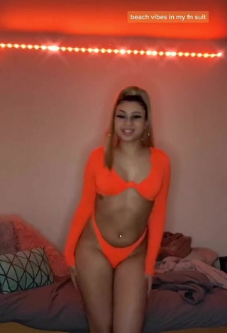 Atractiva BbygShai con Provocativos Bikini Naranja Neón