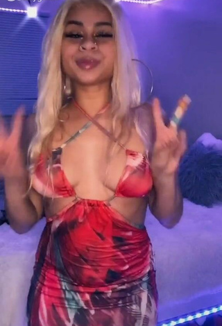 Sexy BbygShai enseña escote con Vestido