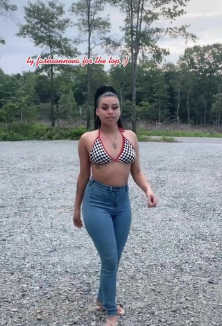 Sexy BbygShai con Sujetador de Bikini y Tetas Saltarinas