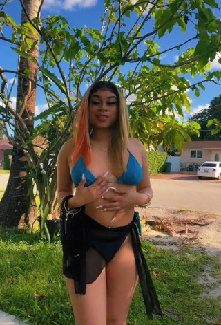 Sexy BbygShai enseña escote con Bikini Azul