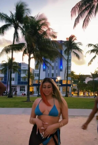 Hermosa BbygShai con Bikini en la playa