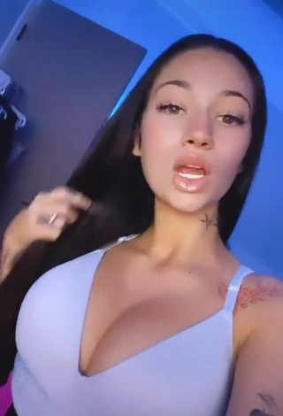 Sexy Danielle Bregoli enseña escote con Top Corto Blanco